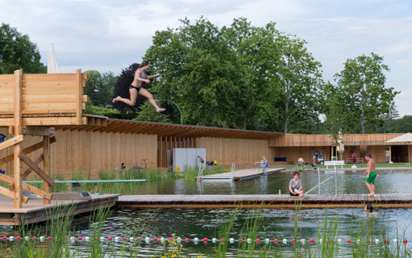 Das 2014 von Herzog & de Meuron errichtete Naturbad Riehen zeichnet sich aus durch Gebäude aus unbehandeltem Lärchenholz und einem naturnahen Schwimmbecken mit ökologischer Wasseraufbereitung. 